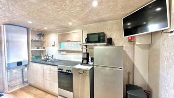 Réfrigérateur, micro-ondes, four, plaque de cuisson