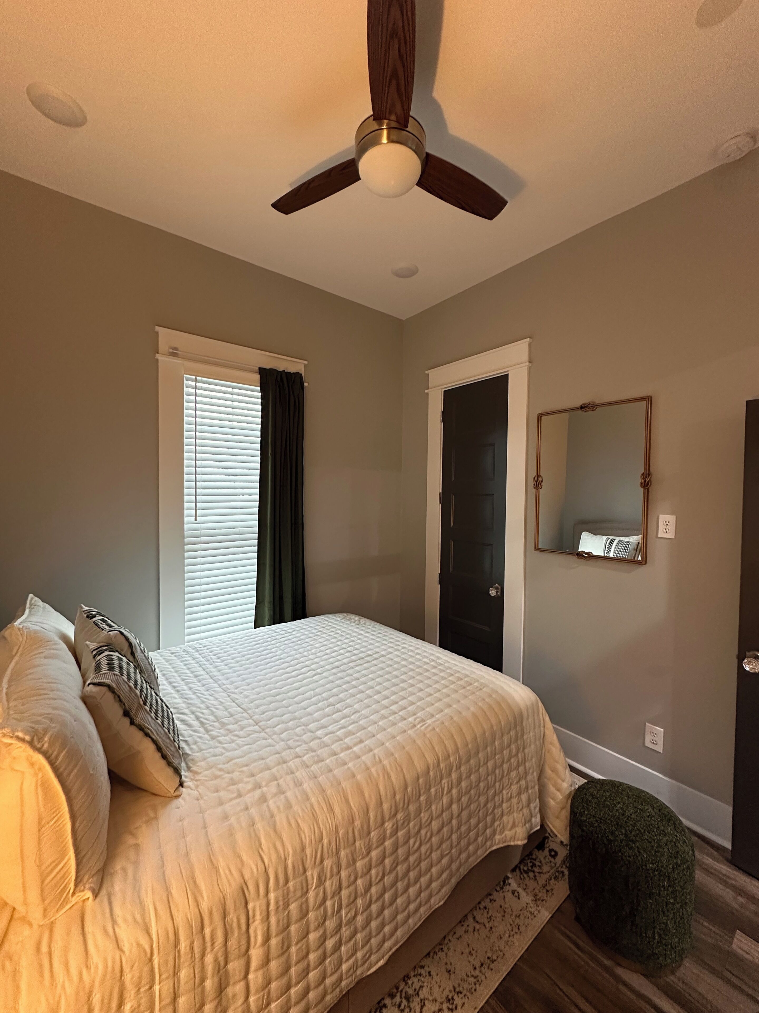 Fer et planche à repasser, Wi-Fi gratuit, draps fournis