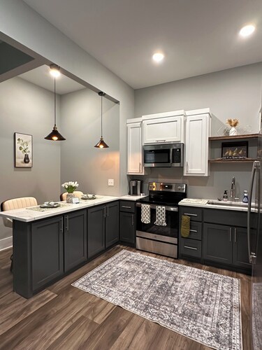 Emerald Hour Loft: 2 mins from UNA