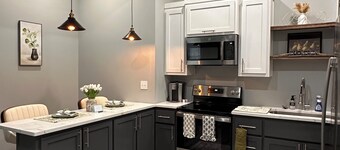 Emerald Hour Loft: 2 mins from UNA