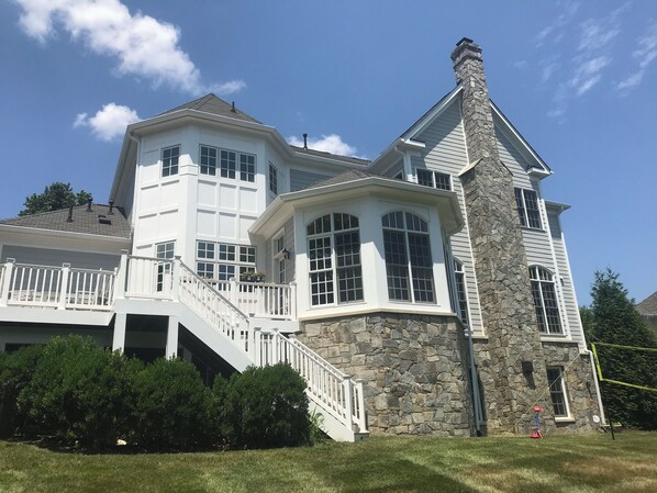 Exterior - Luxury renovated 6-bd in close-in McLean’s Franklin Park, family friendly w yard (McLean)