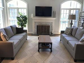 Living area - Luxury renovated 6-bd in close-in McLean’s Franklin Park, family friendly w yard (McLean)