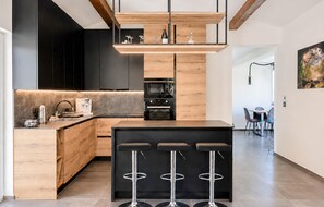 Wasserkocher mit Kaffee-/Teezubeh ör, Kühlschrank, Mikrowelle, Ofen