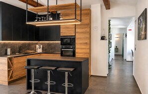 Wasserkocher mit Kaffee-/Teezubehör, Kühlschrank, Mikrowelle, Ofen