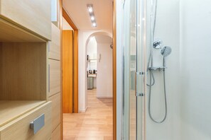 Shower, towels - BHM Urban House Pigneto (Rome)