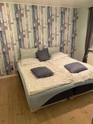 5 bedrooms, iron/ironing board, free WiFi