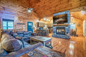 Smart TV, fireplace, video games, books - Hot Tub l Fire Pit l Pool Table l Arcade l Fireplace (Sevierville)