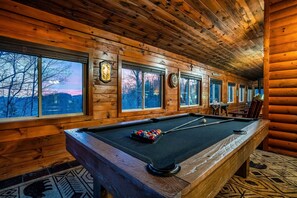 Games room - Hot Tub l Fire Pit l Pool Table l Arcade l Fireplace (Sevierville)