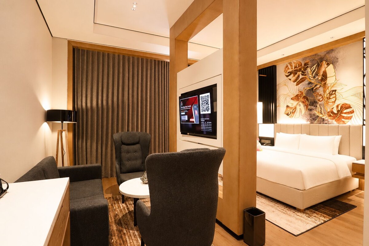 In-room safe, desk, free WiFi