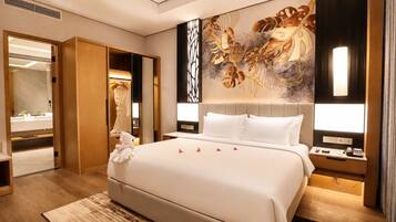 Suite | In-room safe, desk, WiFi (free)