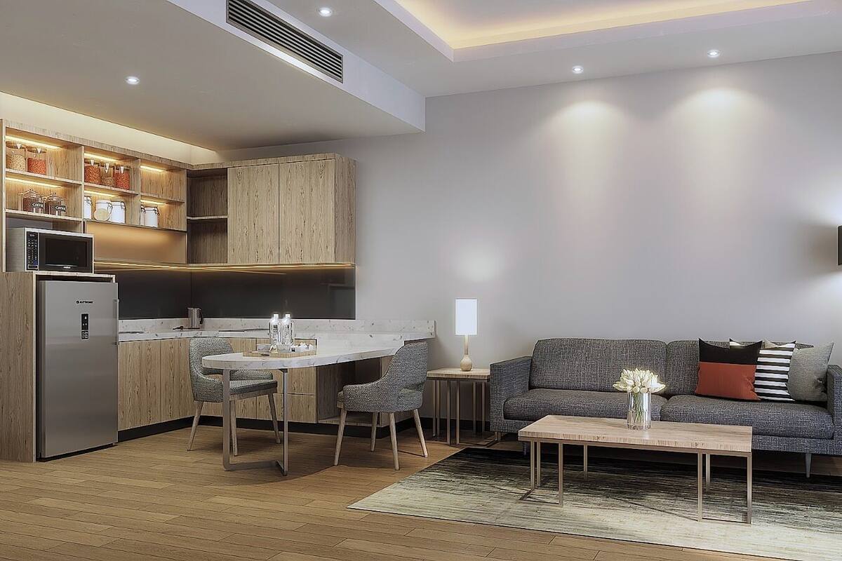 Una sala de estar moderna con un sofá, una mesa de centro y un comedor con sillas y una mesita.