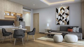 Una sala de estar moderna con un sofá, otomanas, una mesa de centro y un comedor con sillas y una mesa.