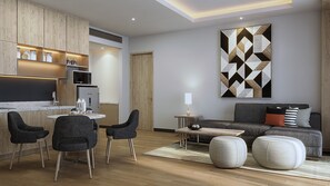 Een moderne woonkamer met een bank, poefs, een salontafel en een eethoek met stoelen en een tafel.