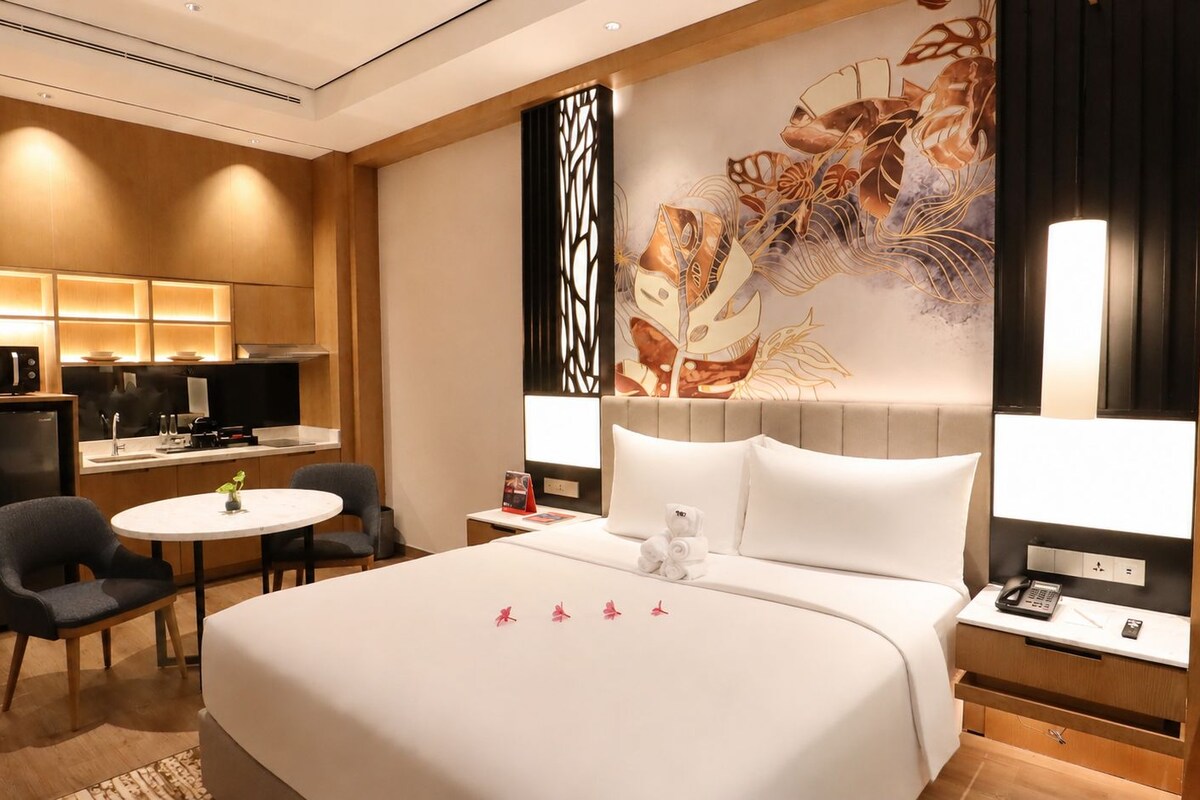 In-room safe, desk, free WiFi