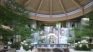 Un espace extérieur moderne, aménagé avec des sièges, un bar central, un plafond circulaire en bois et une cascade décorative.