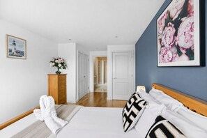 2 bedrooms, desk, iron/ironing board, travel cot - 12th Street Apartment • City Centre • Balcony • Free Parking • Fast WiFi • Yoko Property (Milton Keynes)