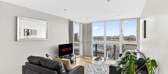 Stylish 2 Bedroom 2 Bath Flat • Balcony • Free Parking • Fast WiFi • Self-Check-In