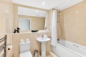 Hair dryer, towels - 12th Street Apartment • City Centre • Balcony • Free Parking • Fast WiFi • Yoko Property (Milton Keynes)