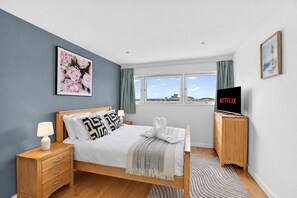 Schreibtisch, Bügeleisen/Bügelbrett, Reisekinderbett, WLAN