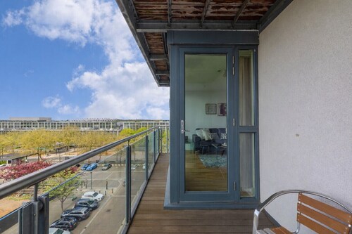 Stylish 2 Bedroom 2 Bath Flat • Balcony • Free Parking • Fast WiFi • Self-Check-In