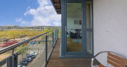 Stylish 2 Bedroom 2 Bath Flat • Balcony • Free Parking • Fast WiFi • Self-Check-In