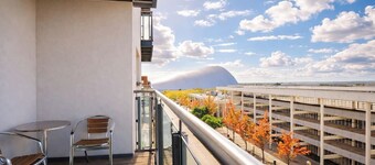 Stylish 2 Bedroom 2 Bath Flat • Balcony • Free Parking • Fast WiFi • Self-Check-In