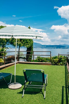 Property grounds - Anna Apartment with lake view. (San Felice del Benaco)