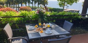 Outdoor dining - Anna Apartment with lake view. (San Felice del Benaco)