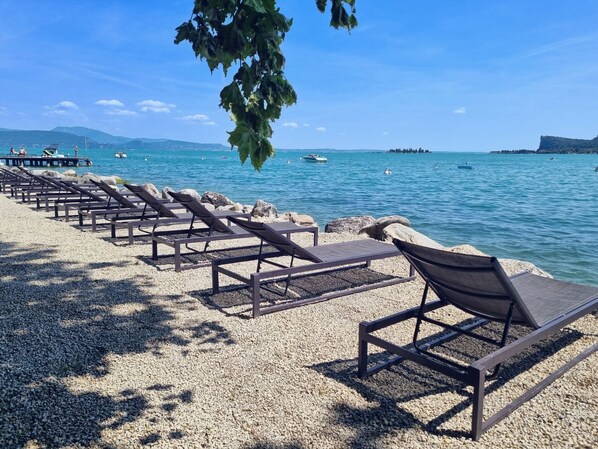 Beach - Anna Apartment with lake view. (San Felice del Benaco)