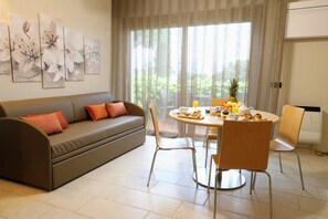 Dining - Anna Apartment with lake view. (San Felice del Benaco)