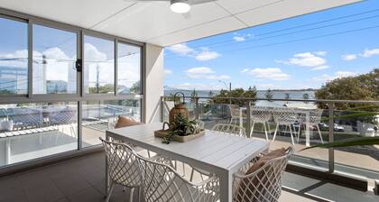Sunset Bay Escape - Steps to Woody Point Pier