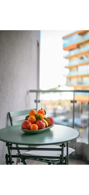 A table with a bowl of fruit on a balcony. - Seaside apartment "La Petite Ma-Line (Cagnes-sur-Mer)