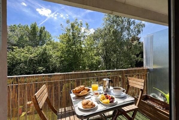 Outdoor dining - Le Cocon Impérial - Studio avec balcon (Annecy)