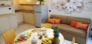 Dining - Anna Apartment with lake view. (San Felice del Benaco)