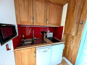 Kühlschrank, Mikrowelle, Ofen, Geschirrspüler