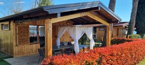 Outdoor dining - Chalet Rio - ground floor with private garden (San Felice del Benaco)