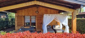 Outdoor dining - Chalet Rio - ground floor with private garden. (San Felice del Benaco)