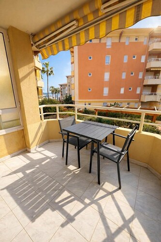 Situé au Port de Fréjus. A 3 minutes à pied de la base nature et de la plage