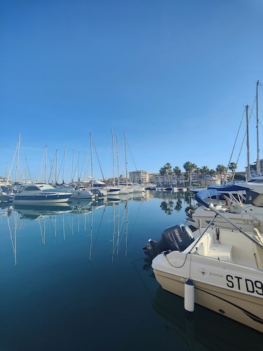 Situé au Port de Fréjus. A 3 minutes à pied de la base nature et de la plage