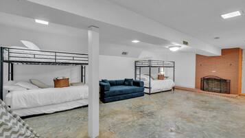 5 soveværelser, skrivebord, strygejern/strygebræt, weekendseng