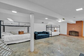 5 camere, una scrivania, ferro/asse da stiro, culla da viaggio