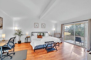 5 makuuhuonetta, työpöytä, silitysrauta/-lauta, vauvan matkasänky