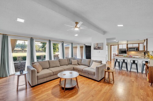 Private 12 Acre Waterfront Retreat 4 Kings ADA Gym Game Room Sleeps up to 18