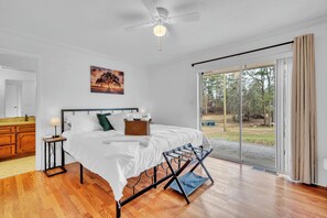 5 habitaciones, escritorio y tabla de planchar con plancha 