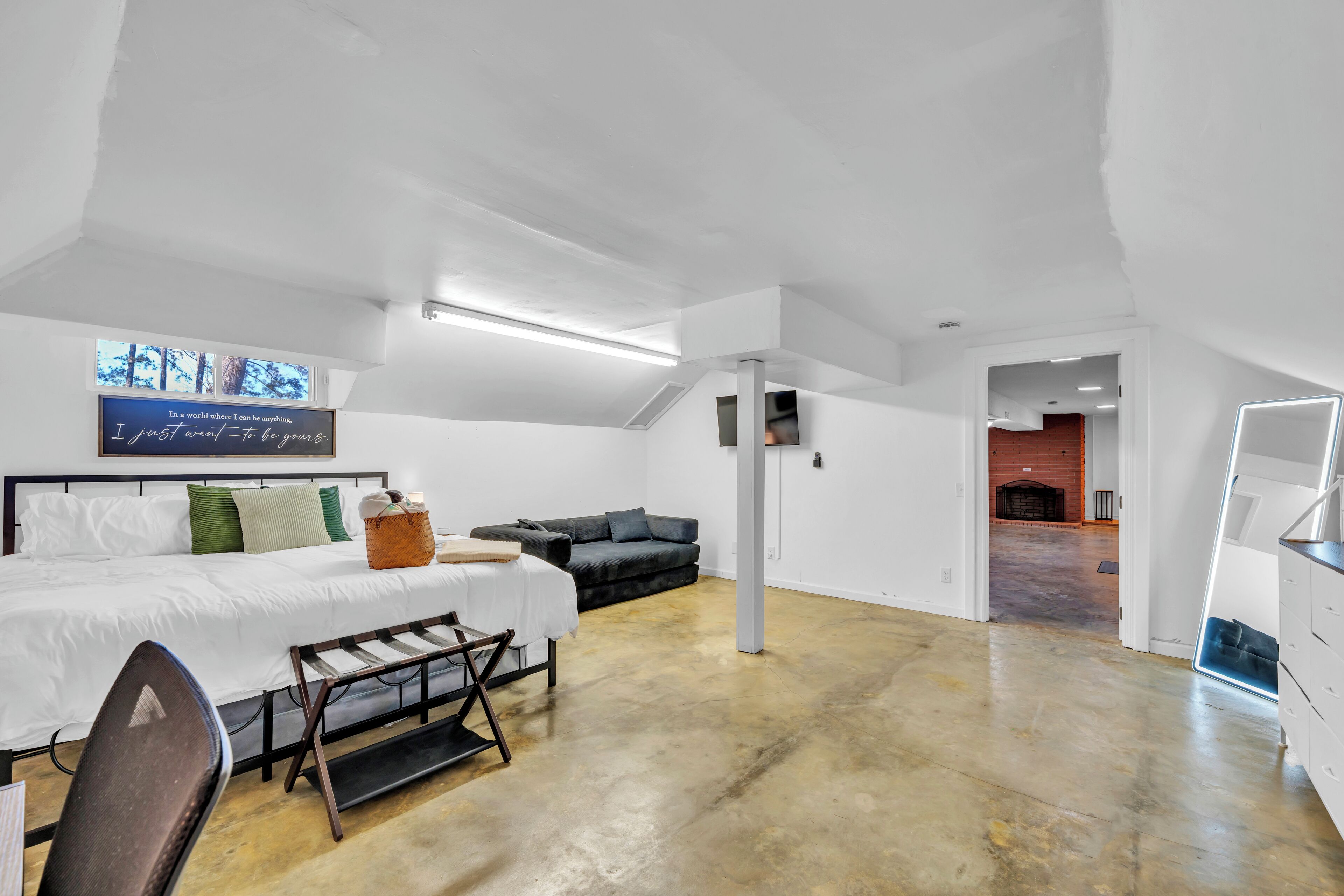 5 bedrooms, desk, iron/ironing board, travel cot