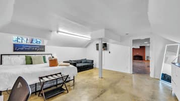 5 slaapkamers, een bureau, een strijkplank/strijkijzer, reisbedje