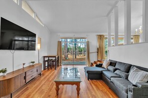 TV connectée, jeux vidéo, table de tennis de table, chaîne hi-fi