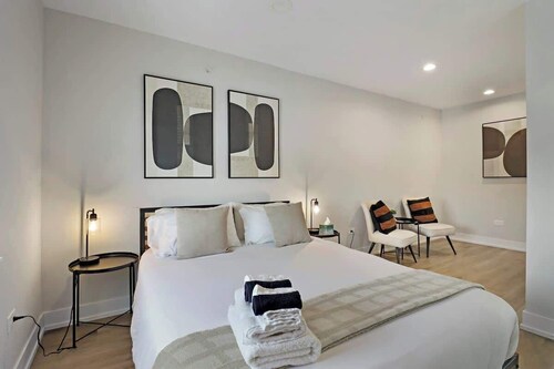 Perfect 4BR Townhouse: Parking + Pickleball Access