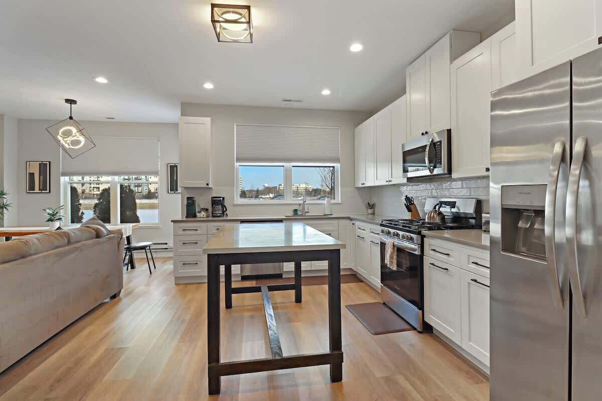 Réfrigérateur, four à micro-ondes, un four, surface de cuisson