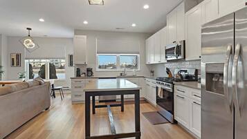 Réfrigérateur, four à micro-ondes, un four, surface de cuisson